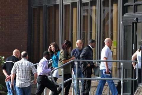 Dòng người ra vào tại một trung tâm việc làm tại Anh. (Nguồn: dailymail.co.uk) 