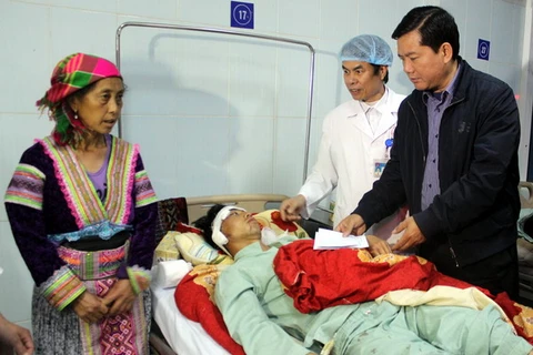 Chùm ảnh hỗ trợ các nạn nhân vụ sập cầu ở Lai Châu