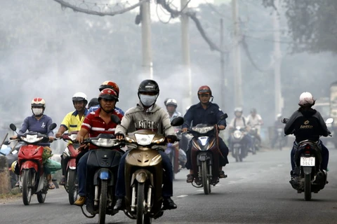 Người dân luôn phải bịt khẩu trang khi ra đường vì khói bụi ô nhiễm. (Ảnh minh họa: Hoàng Hải/TTXVN)