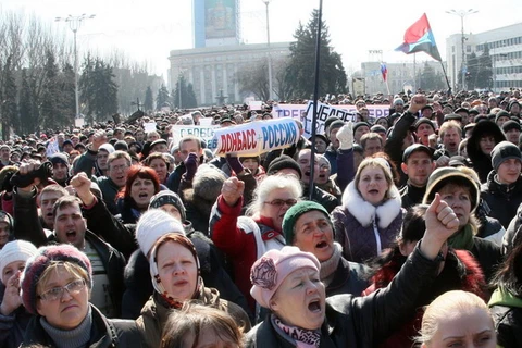 Biểu tình tại các tỉnh miền Đông Ukraine đòi trưng cầu ý dân