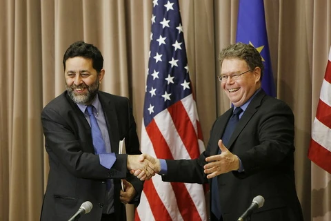 Trưởng đoàn đàm phán của Mỹ và EU trong buổi họp báo sau vòng đàm phán hôm 22/12/2013. (Nguồn: THX/TTXVN)