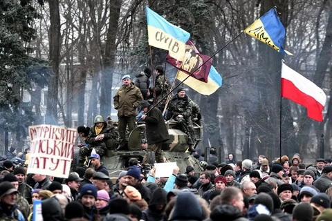Người biểu tình tập trung bên ngoài tòa nhà Quốc hội ở Kiev.(Nguồn: AFP-TTXVN)