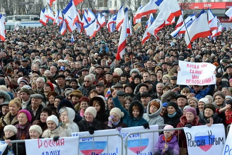 Người dân Ukraine tuần hành bày tỏ sự ủng hộ Nga tại thủ phủ Simferopol, bán đảo Crimea ngày 9/3. (Nguồn: THX/ TTXVN)