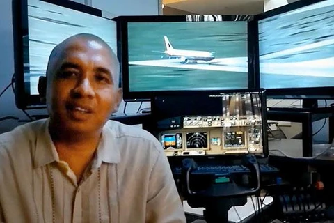 Phi công Zaharie với mô hình giả định buồng lái Boeing tại nhà riêng (Nguồn: Youtube)