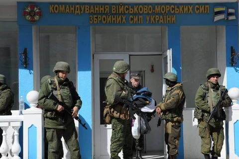 Lực lượng tự vệ Crimea sau khi giành quyền kiểm soát trụ sở Bộ chỉ huy hải quân Ukraine Sevastopol. (Nguồn: AFP/ TTXVN)