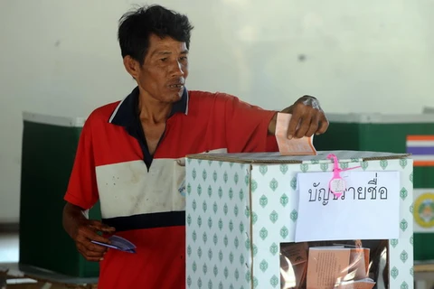 Cử tri Thái Lan bỏ phiếu tại một địa điểm bầu cử. (Nguồn: AFP/TTXVN)