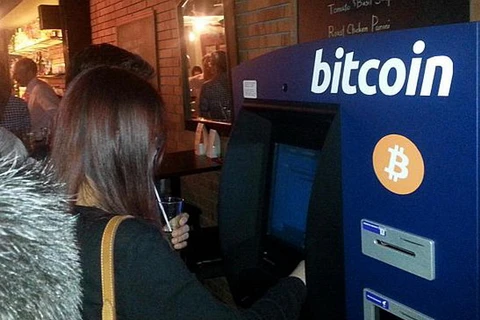 Người dùng tiền ảo bitcoin rút tiền mặt tại Singapore. (Nguồn: COIN REPUBLIC)
