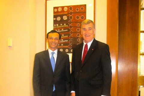 Đại sứ Lương Thanh Nghị chụp ảnh cùng Chủ tịch Thượng viện Australia John Hogg. (Ảnh: Đại sứ quán Việt Nam tại Australia cung cấp) 