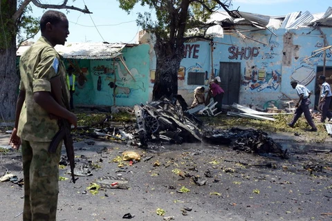 Hiện trường một vụ đánh bom liều chết ở Mogadishu ngày 27/2. (Nguồn: AFP/TTXVN)