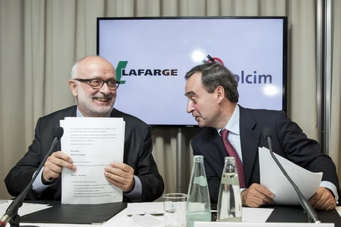 Rolf Soiron, Chủ tịch Holcim (trái) và ông Bruno Lafont, giám đốc điều hành của Lafarge SA tại cuộc họp báo ở Zurich. (Nguồn: Bloomberg)