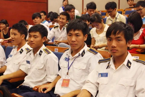 Những sinh viên xuất sắc của các trường đại học, Học viện tham dự cuộc thi Olympic Toán lần thứ XXI. (Ảnh: Trần Lê Lâm - TTXVN)