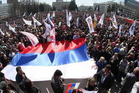 Tuần hành bày tỏ sự ủng hộ Nga tại thành phố Donetsk ngày 6/4. (Nguồn: AFP/TTXVN)