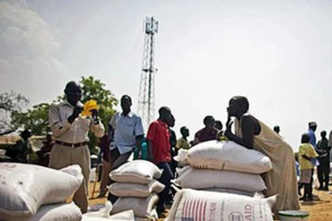 Người dân Sudan nhận khẩu phần lương thực của mình từ Chương trình Lương thực Thế giới. (Nguồn: AP)