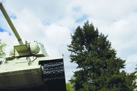 Đức không dẹp bỏ xe tăng Liên Xô ở Đài tưởng niệm Berlin 