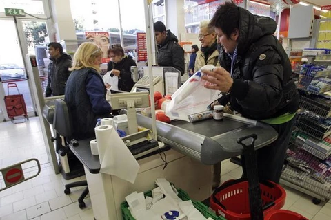 Người dân thanh toán tiền tại một siêu thị Italy. (Nguồn: AP)