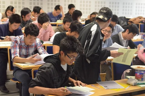 Quỹ Đồng Hành Paris trao 130 suất học bổng cho sinh viên