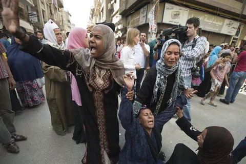Người thân của những người ủng hộ Anh em Hồi giáo bị tuyên tử hình ngày 28/4. (Nguồn: AFP/TTXVN)