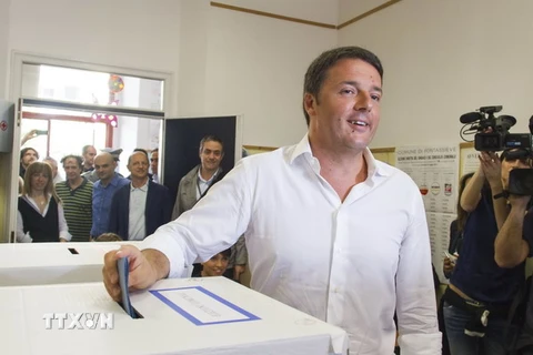 Thủ tướng Italy Matteo Renzi bỏ phiếu bầu cử EP. (Nguồn: AFP/TTXVN)