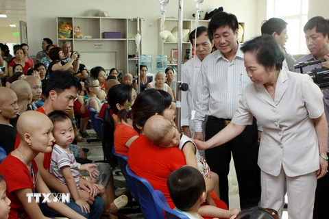 Phó Chủ tịch nước Nguyễn Thị Doan tặng quà trẻ em ung thư 