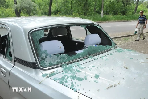 Một chiếc xe bị phá hủy trong xung đột giữa quân đội Ukraine và lực lượng biểu tình có vũ trang ở Lugansk ngày 29/5. (Nguồn: AFP/ TTXVN)