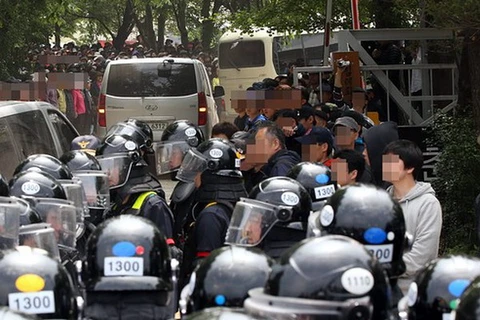 Cảnh sát Hàn Quốc trong một chiến dịch truy bắt ông Yoo Byung-Eun tại Anseong. (Nguồn: Getty Images)