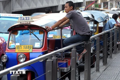 Lái xe tuk-tuk Thái Lan đợi khách hàng tại trung tâm thương mại ở thủ đô Bangkok. (Nguồn: AFP/TTXVN)