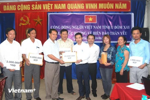 Người Việt ở Bắc Lào quyên góp ủng hộ quân dân biển đảo
