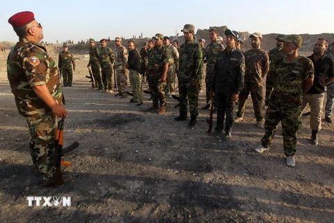 Các tân binh tình nguyện người Hồi giáo dòng Shiite tham gia huấn luyện quân sự ở Baghdad. (Nguồn: AFP/TTXVN)