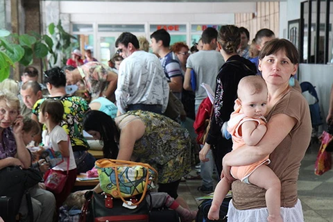 Người tị nạn từ miền Đông Ukraine tại một trại tị nạn quá cảnh. (Nguồn: Reuters)