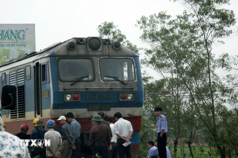 Ôtô khách va chạm tàu hỏa tại Bắc Giang, 9 người bị thương