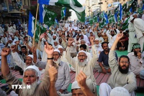 Người dân Pakistan xuống đường biểu tình một vụ không kích của Mỹ. (Nguồn: AFP/TTXVN) 