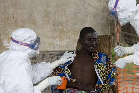 Bác sỹ điều trị cho bệnh nhân Ebola đầu tiên đã bị lây nhiễm