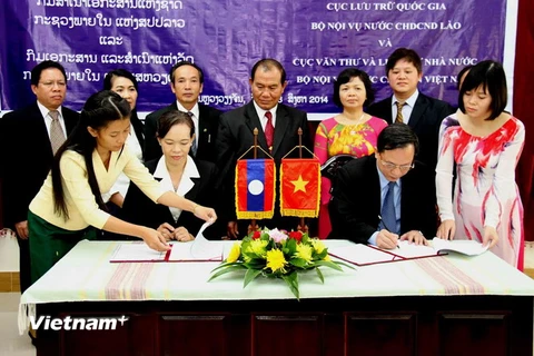Cục Văn thư Lưu trữ Việt Nam-Lào ký kết hợp tác năm 2015
