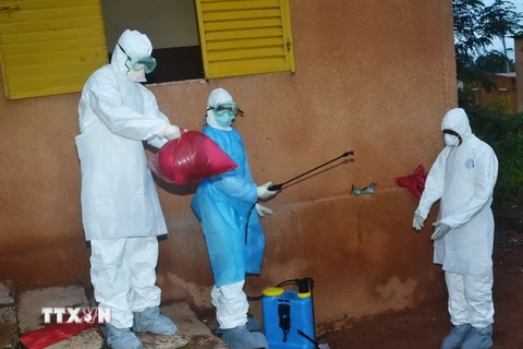 Thêm một bác sỹ người Nigeria bị nhiễm virus Ebola