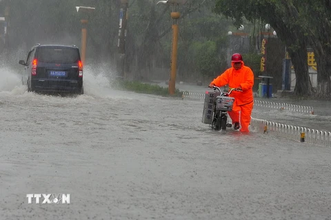 [Photo] Bão Kalmaegi đổ bộ Trung Quốc, 25 người bị thương