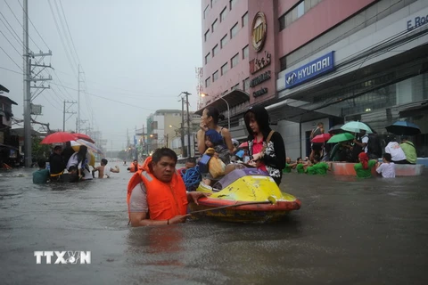 Bão Fung-Wong quét qua Philippines gây ngập lụt nghiêm trọng
