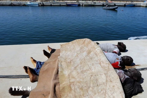 Chìm tàu ngoài khơi Libya, hàng chục người chết và mất tích