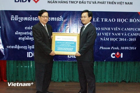 Doanh nghiệp Việt Nam tặng học bổng cho sinh viên Campuchia