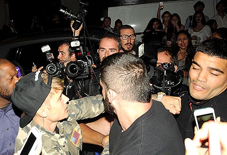 Justin Bieber đấm một tay săn ảnh sau bữa tối với người đẹp ở Paris