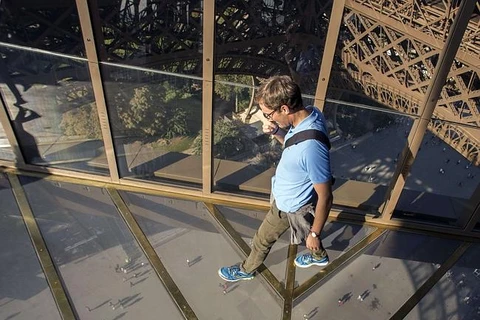 Sàn kính hiện đại mới của tháp Eiffel thu hút nhiều du khách