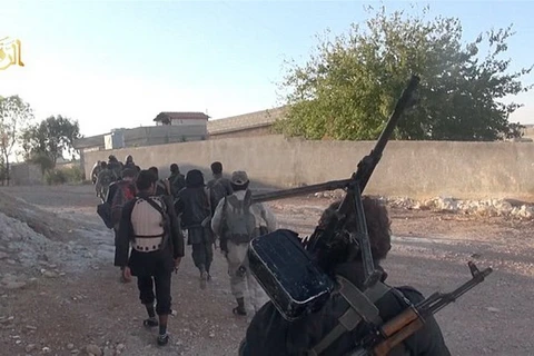 IS công bố video hành quân bất chấp máy bay Mỹ lượn trên đầu