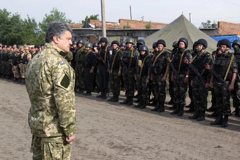 Tổng thống Poroshenko bất ngờ thị sát khu vực giao tranh ở Donbass