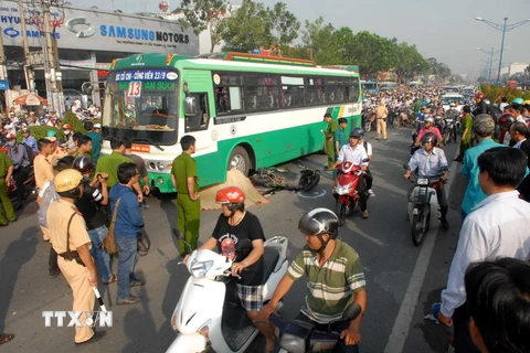 Đi bộ ngang đường, một người tử vong sau khi gặp tai nạn liên tiếp