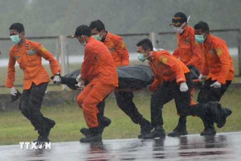 [Photo] Indonesia chạy đua thời gian tìm kiếm nạn nhân máy bay AirAsia