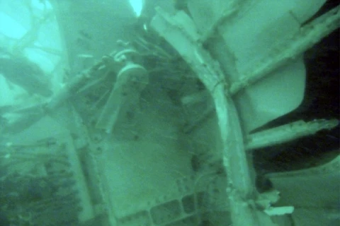 [Photo] Hình ảnh mảnh vỡ máy bay QZ8501 dưới biển sâu