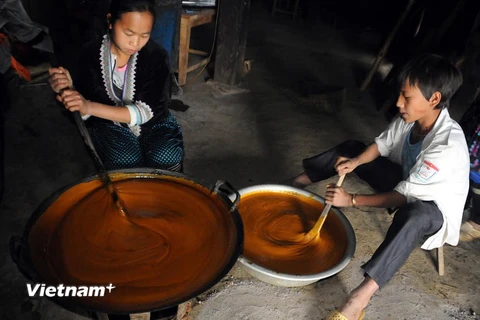 [Photo] Độc đáo phương pháp làm đường phên thủ công ở Lai Châu