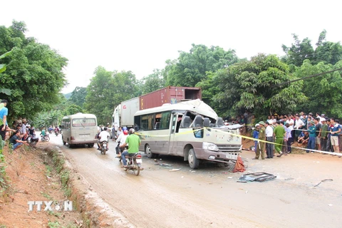 Phú Yên: Xe khách tự lật nhào, 5 người may mắn thoát nạn