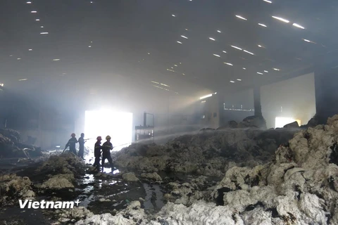 [Photo] Xưởng bông tan hoang sau đám cháy kéo dài hơn 20 giờ 
