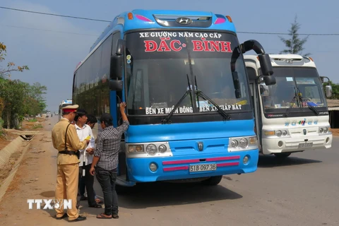 Hà Tĩnh: Bắt ôtô 29 chỗ giả danh xe bus, nhồi nhét 54 người