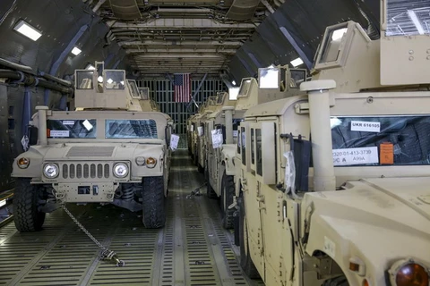 Tổng thống Ukraine tiếp nhận 10 xe bọc thép Humvee của Mỹ
